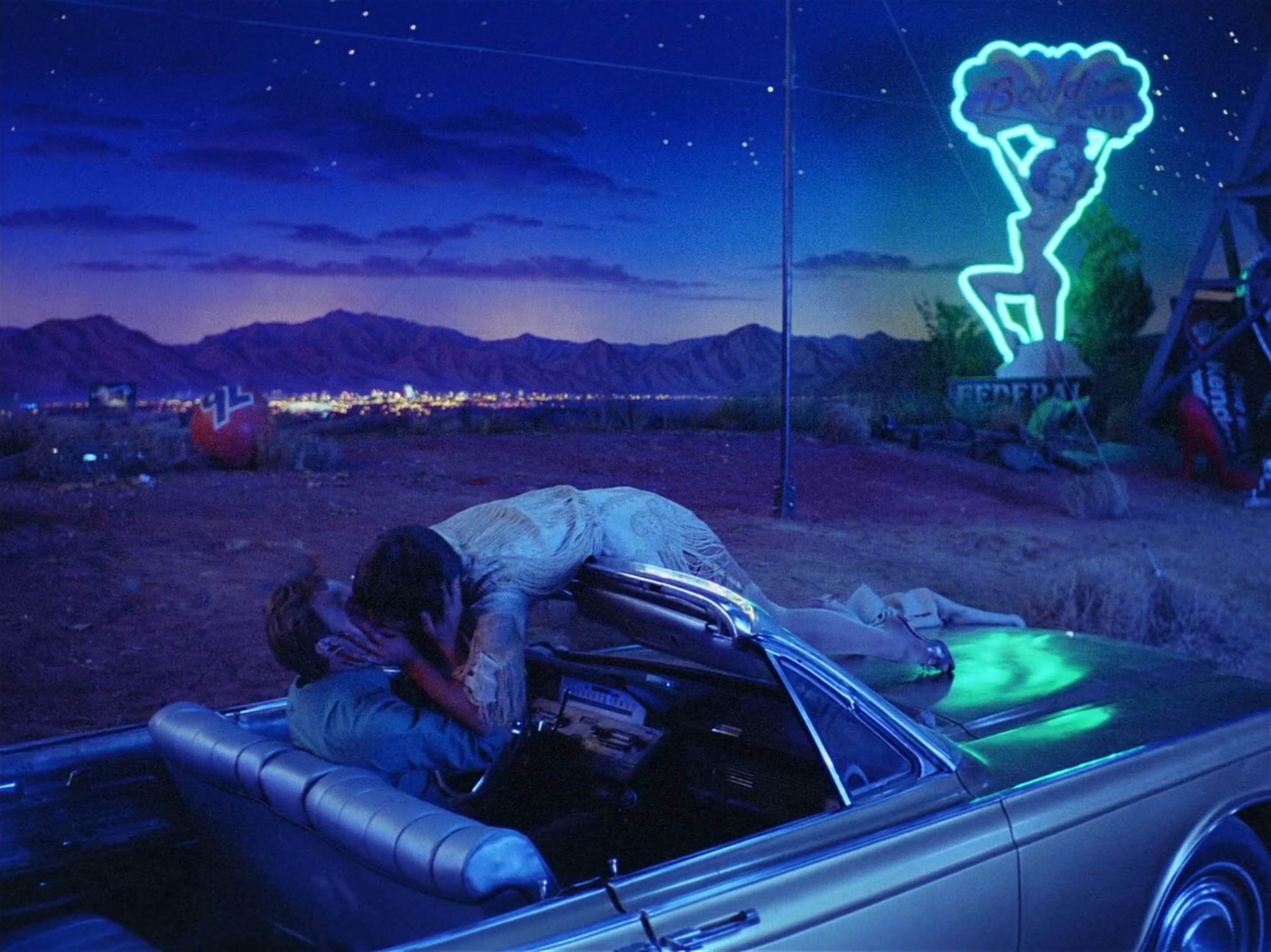 1982年由弗朗西斯·福特·科波拉执导的拉斯维加斯浪漫音乐剧——电影仍然是一对情侣在车里接吻的场景，旁边是霓虹灯女郎的招牌