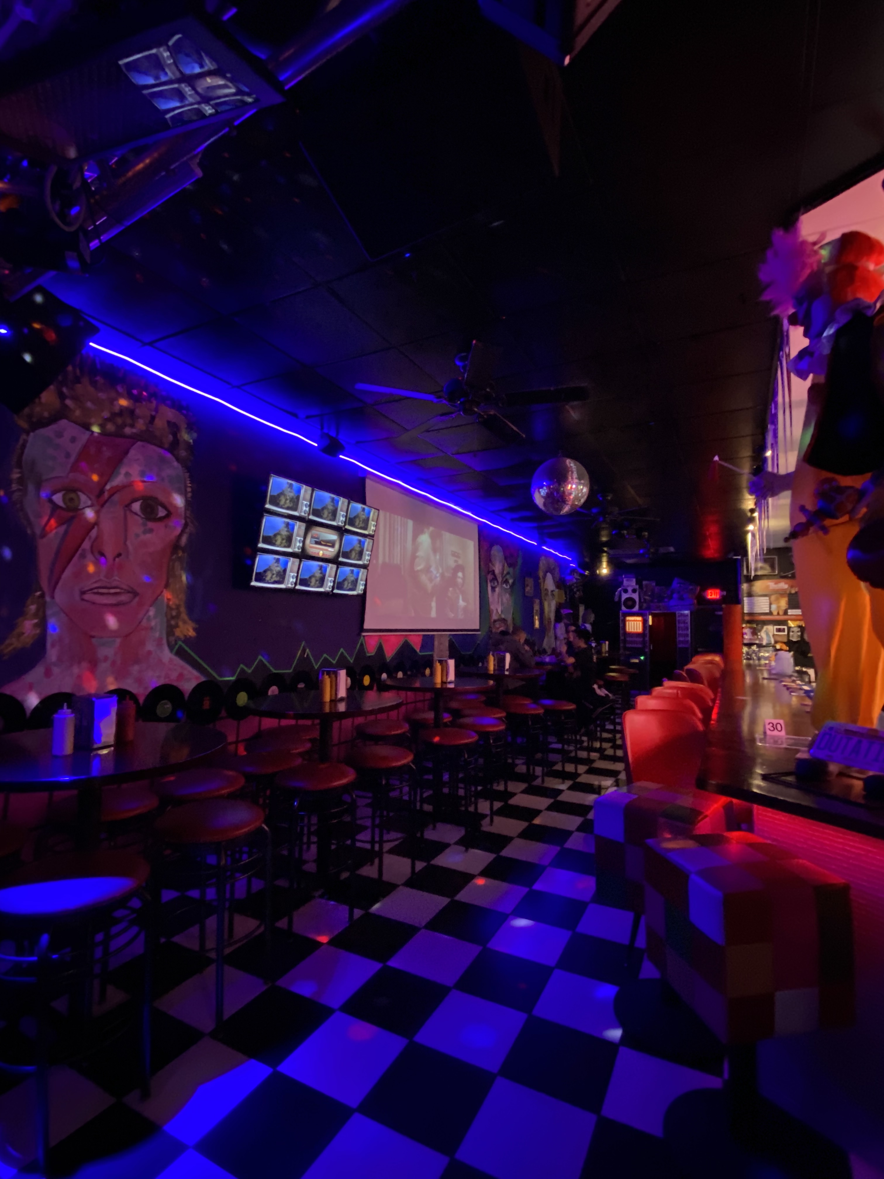 回到80年代的Cafe and More酒吧——黑光灯，大卫·鲍伊的壁画，黑白格子地板