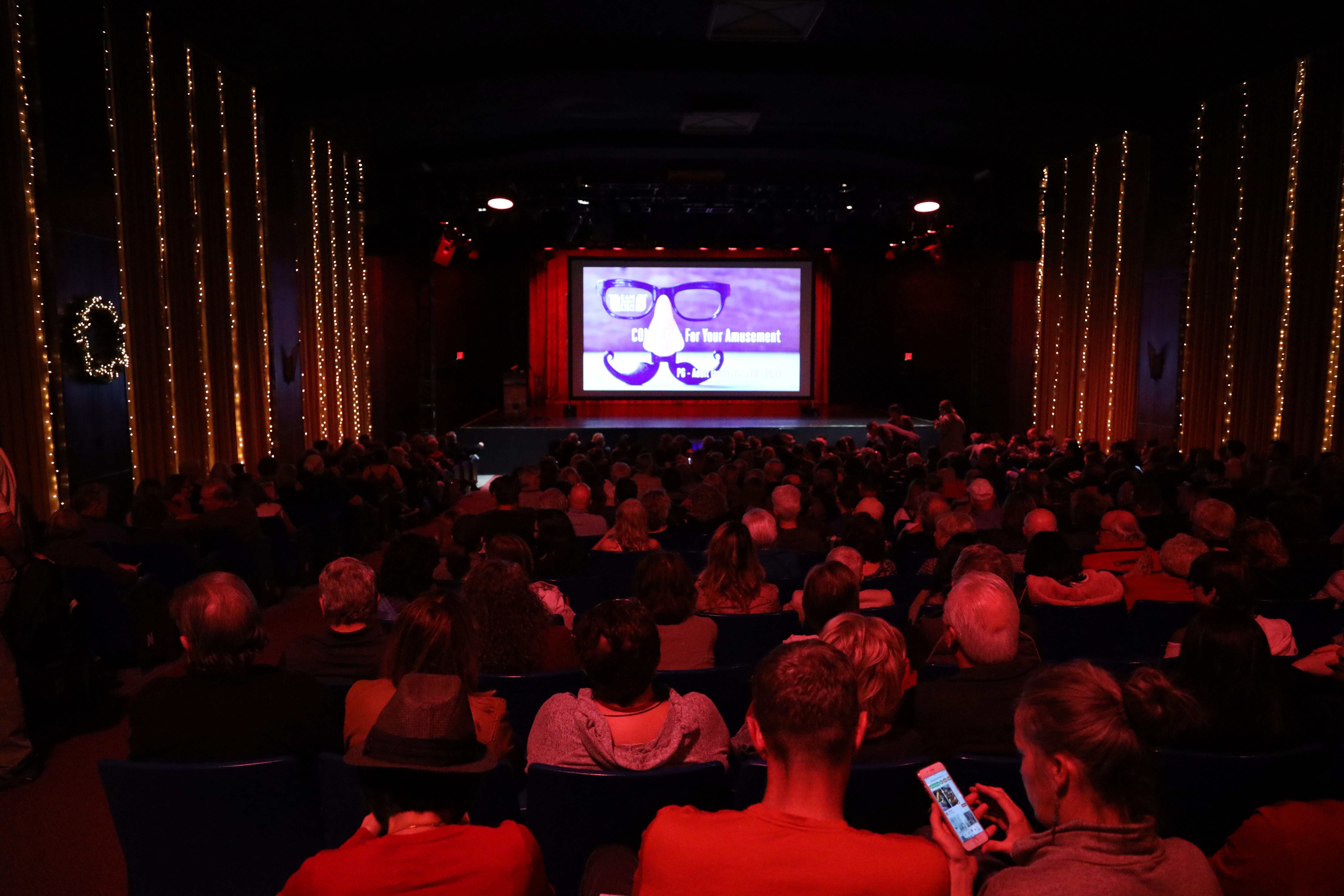大坝电影节的电影观众在电影院的观众在红灯下