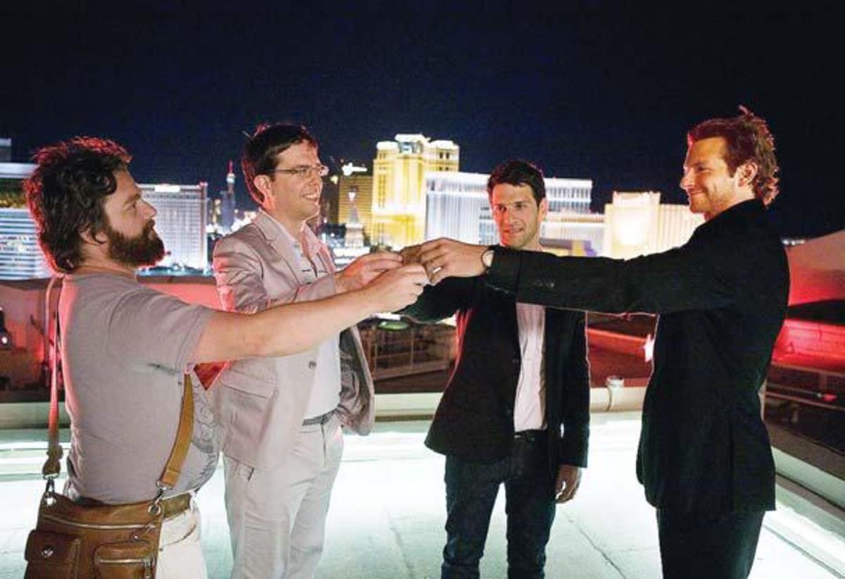 《宿醉》电影中，所有单身汉在拉斯维加斯的屋顶上为他们最好的朋友布莱德利·库珀、埃德·赫尔姆斯、贾斯汀·巴萨和扎克·加利菲亚纳基斯举杯